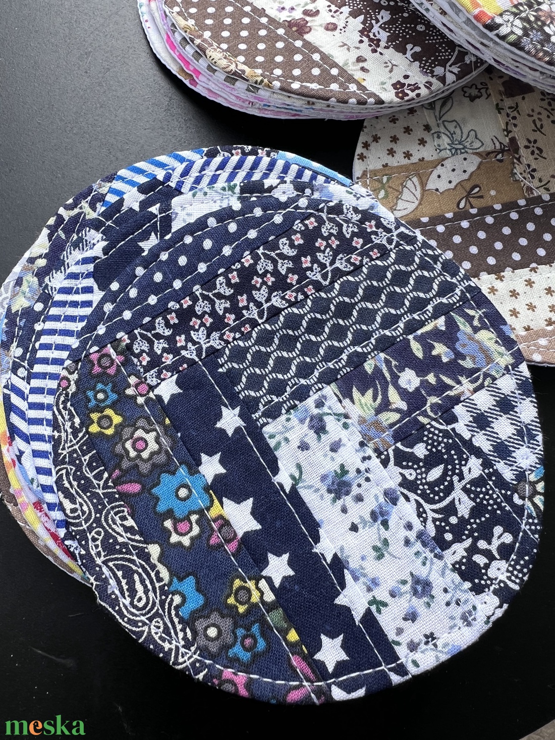 Kerek patchwork poháralátét - otthon & életmód - konyhafelszerelés, tálalás - tálalás - tányér- és poháralátét - Meska.hu