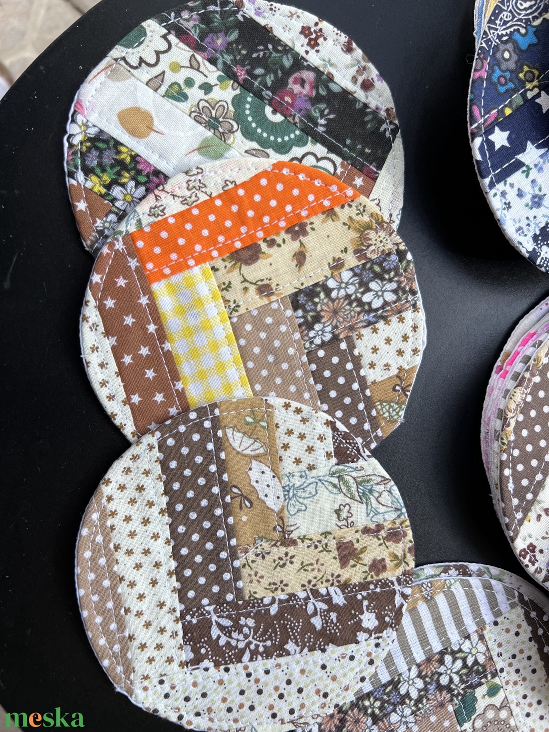 Kerek patchwork poháralátét - otthon & életmód - konyhafelszerelés, tálalás - tálalás - tányér- és poháralátét - Meska.hu