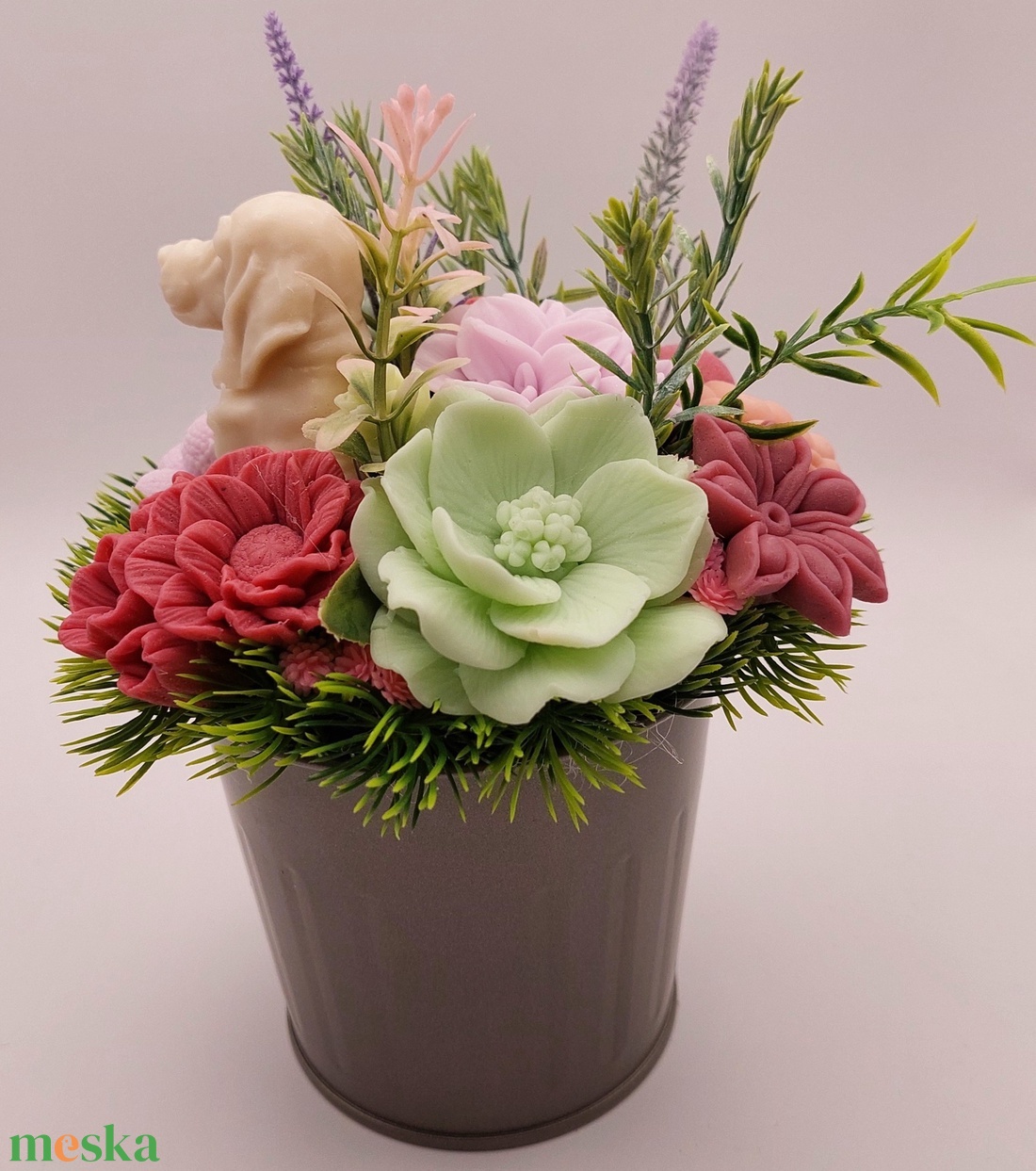 Kutyusos fém kaspó szappanvirágokkal - otthon & életmód - dekoráció - virágdísz és tartó - csokor & virágdísz - Meska.hu