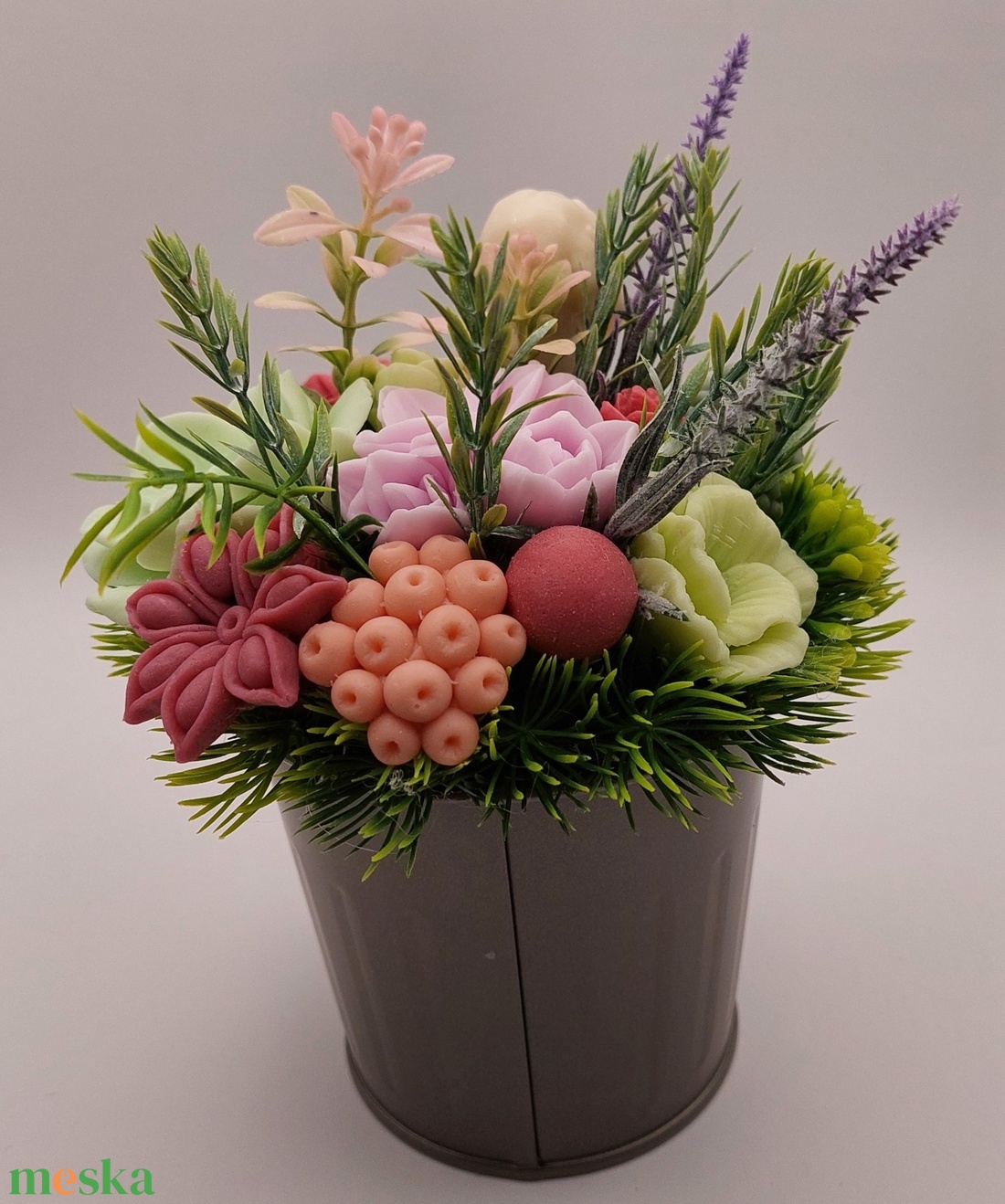 Kutyusos fém kaspó szappanvirágokkal - otthon & életmód - dekoráció - virágdísz és tartó - csokor & virágdísz - Meska.hu