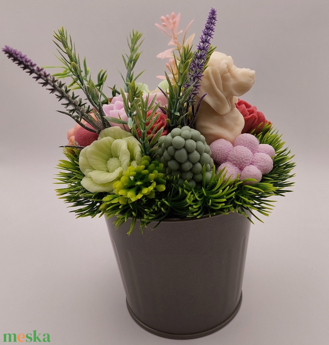 Kutyusos fém kaspó szappanvirágokkal - otthon & életmód - dekoráció - virágdísz és tartó - csokor & virágdísz - Meska.hu