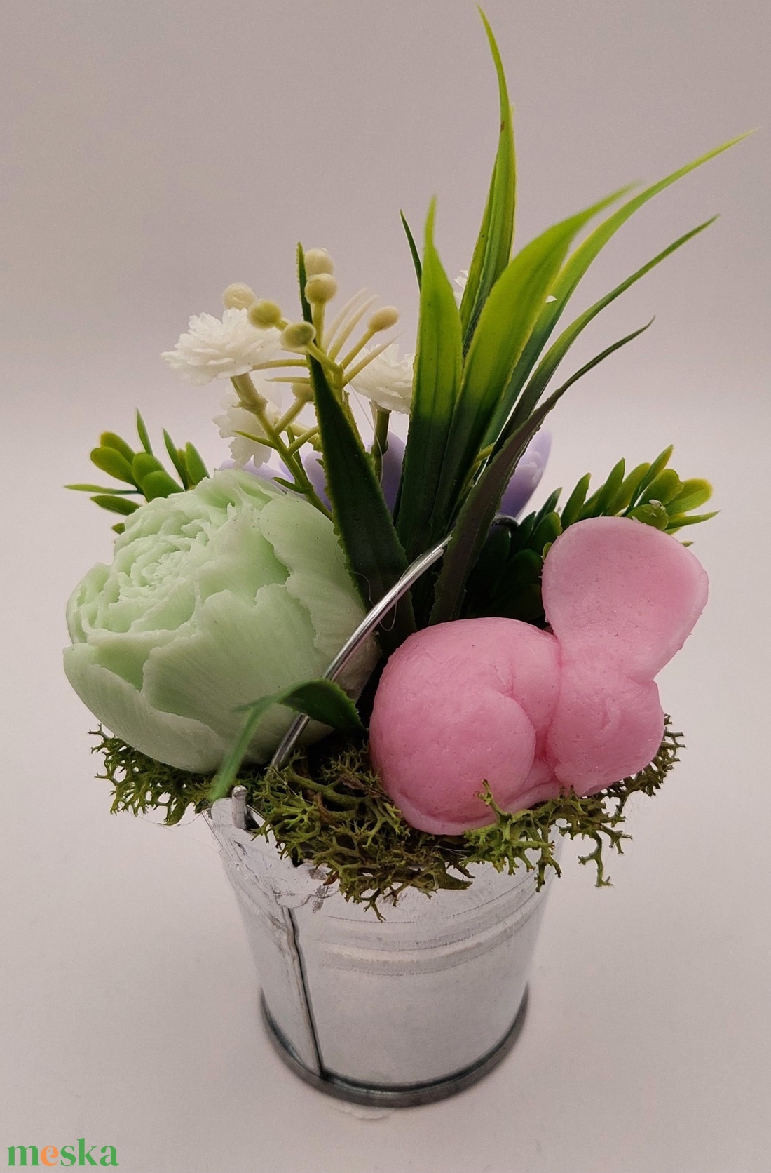 Kis fém vödör szappanvirágokkal és kisegérrel - otthon & életmód - dekoráció - virágdísz és tartó - csokor & virágdísz - Meska.hu Kis fém vödör szappanvirágokkal és kisegérrel - otthon & életmód - dekoráció - virágdísz és tartó - csokor & virágdísz - Meska.hu