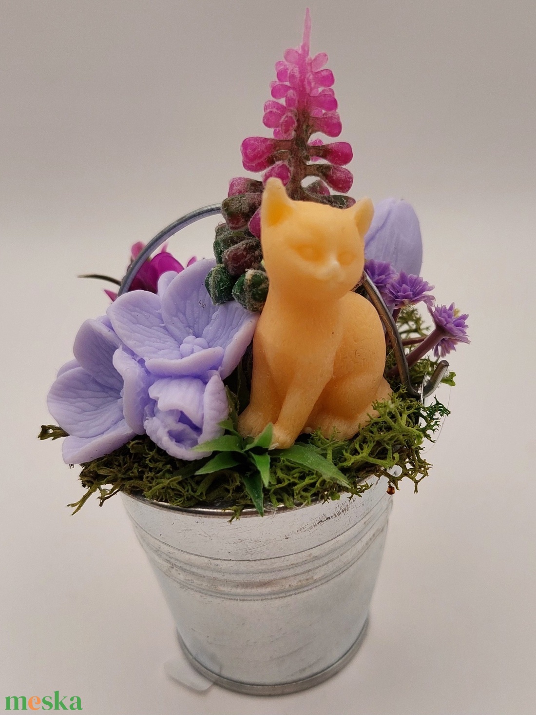 Kis fém vödör szappanvirágokkal és kiscicával - otthon & életmód - dekoráció - virágdísz és tartó - csokor & virágdísz - Meska.hu Kis fém vödör szappanvirágokkal és kiscicával - otthon & életmód - dekoráció - virágdísz és tartó - csokor & virágdísz - Meska.hu