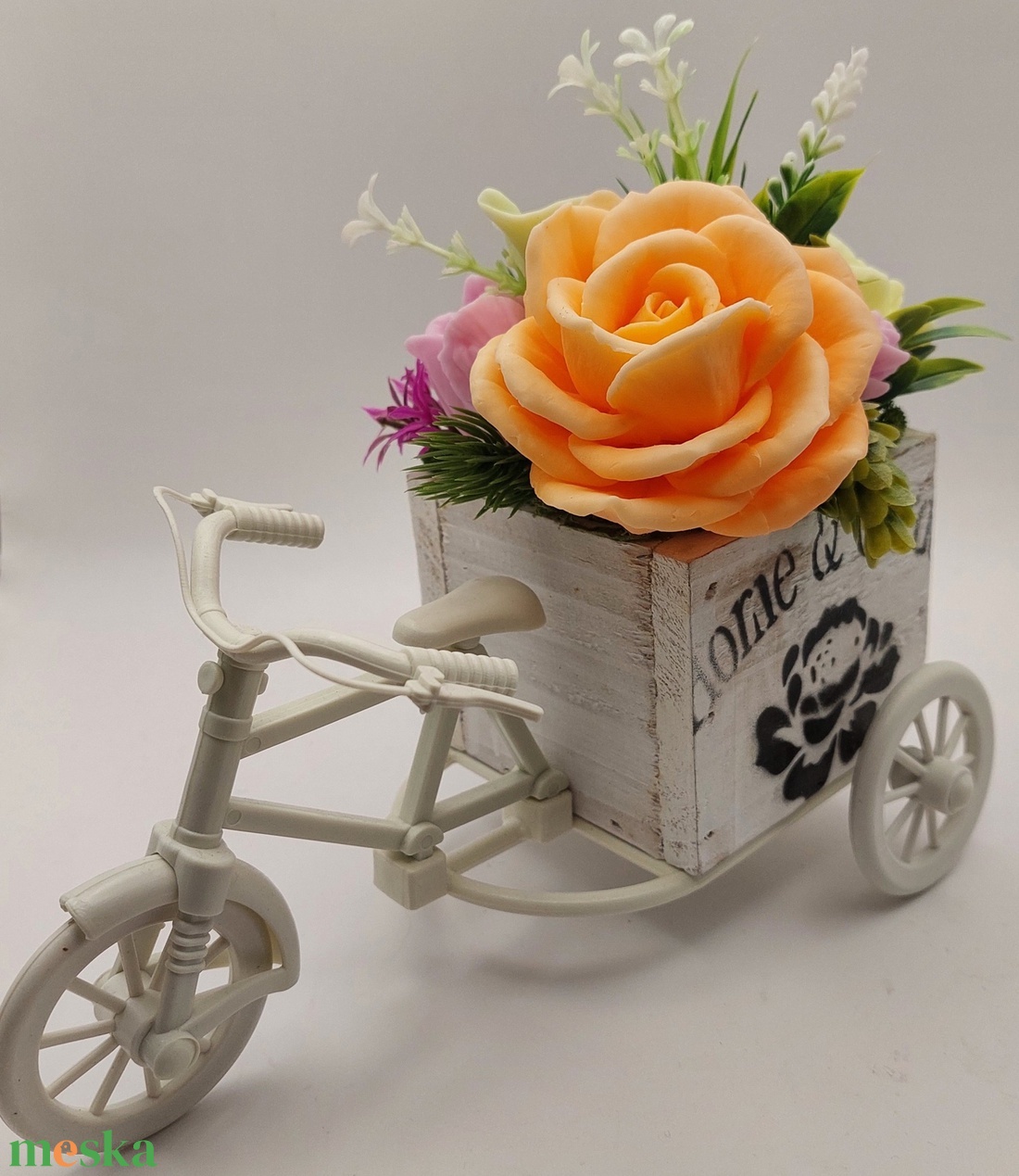 Fehér, műanyag vázas bicikli szappanvirágokkal - otthon & életmód - dekoráció - virágdísz és tartó - csokor & virágdísz - Meska.hu