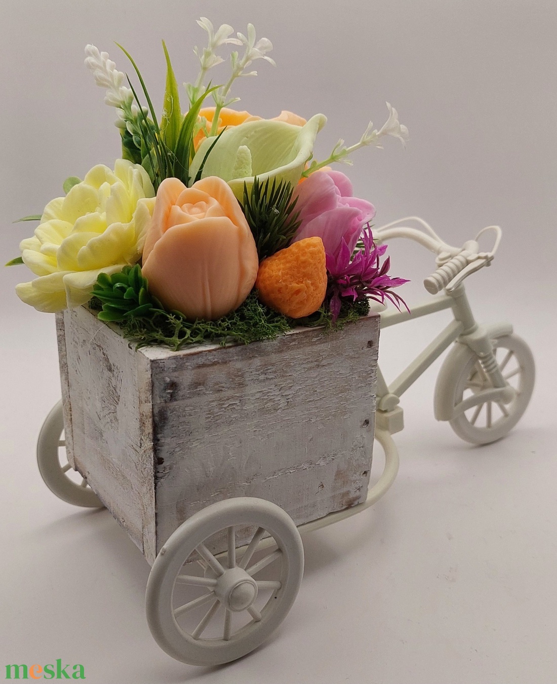Fehér, műanyag vázas bicikli szappanvirágokkal - otthon & életmód - dekoráció - virágdísz és tartó - csokor & virágdísz - Meska.hu