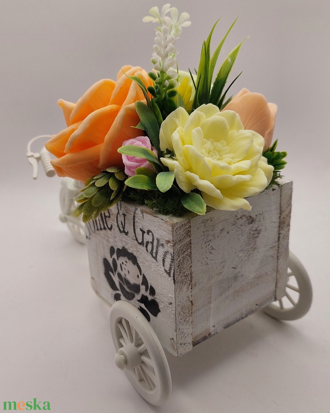 Fehér, műanyag vázas bicikli szappanvirágokkal - otthon & életmód - dekoráció - virágdísz és tartó - csokor & virágdísz - Meska.hu