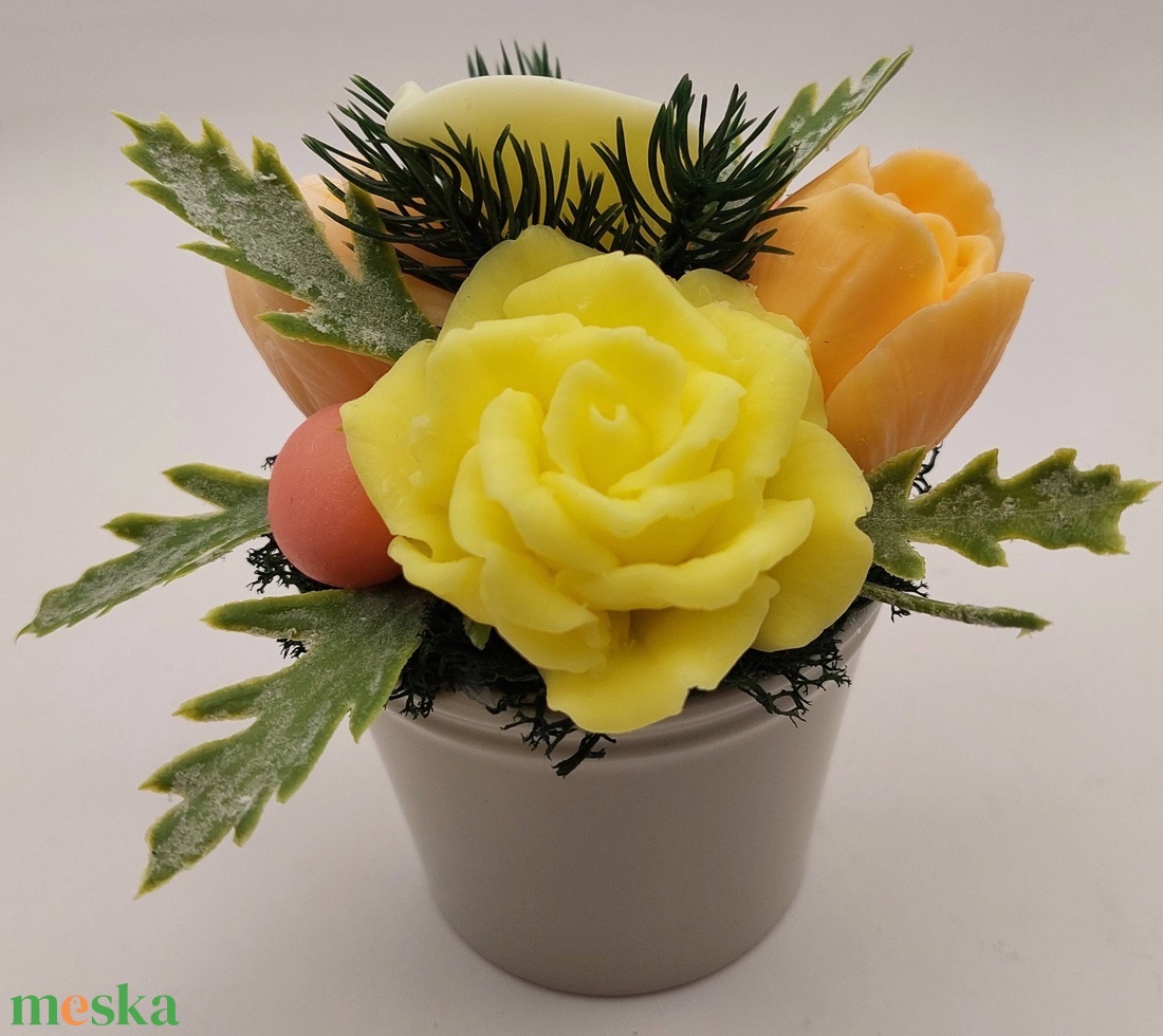 Sárga kompozíció kerámia kaspóban - otthon & életmód - virágdekoráció - virágdíszek - asztali virágdísz - Meska.hu