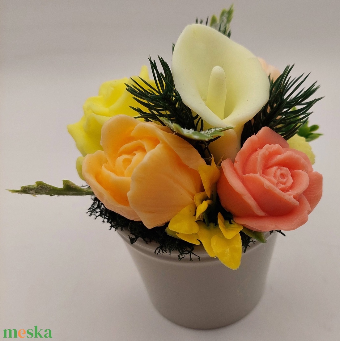 Sárga kompozíció kerámia kaspóban - otthon & életmód - virágdekoráció - virágdíszek - asztali virágdísz - Meska.hu