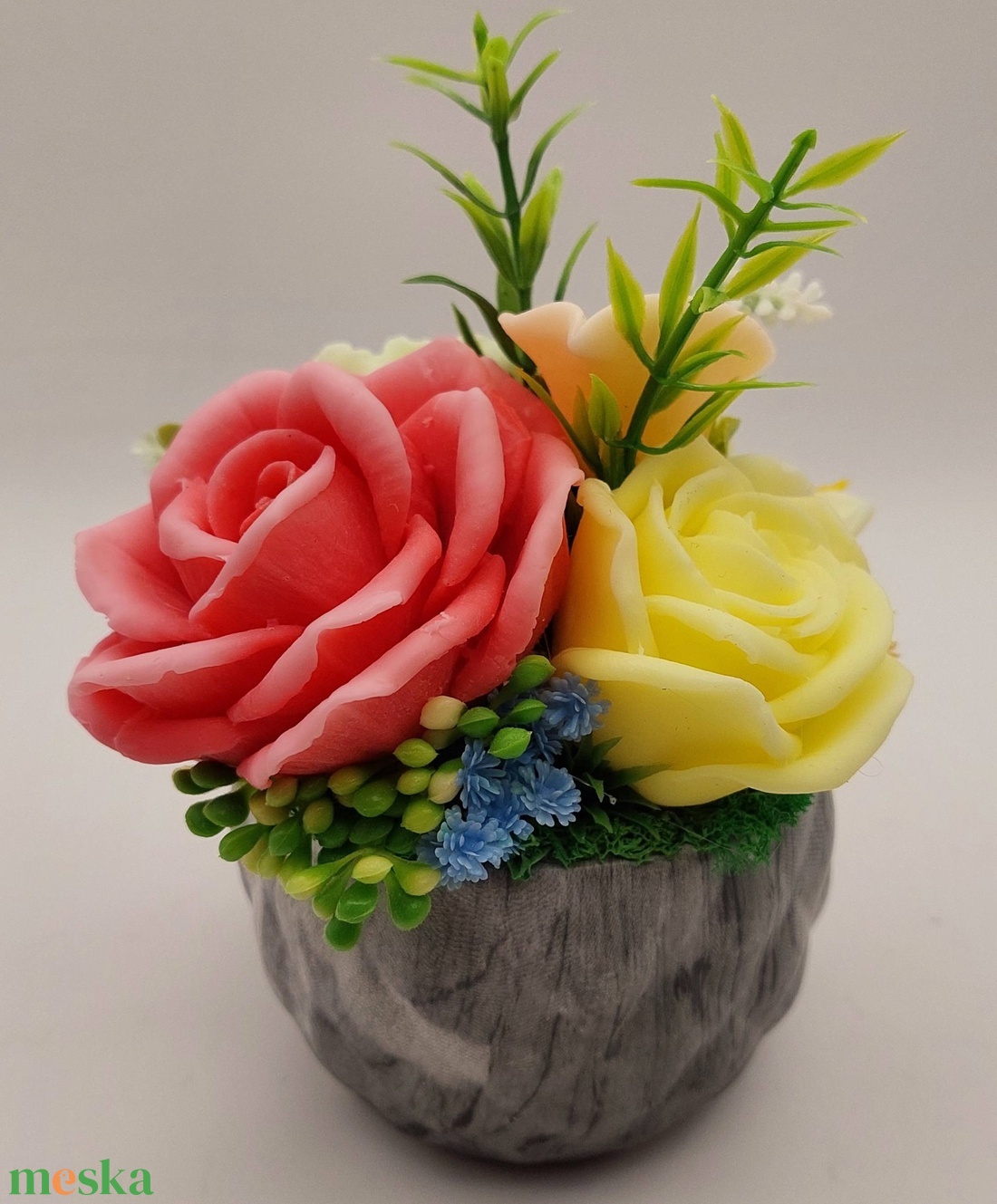 Színes szappanvirágok márványos kaspóban - otthon & életmód - virágdekoráció - virágdíszek - asztali virágdísz - Meska.hu