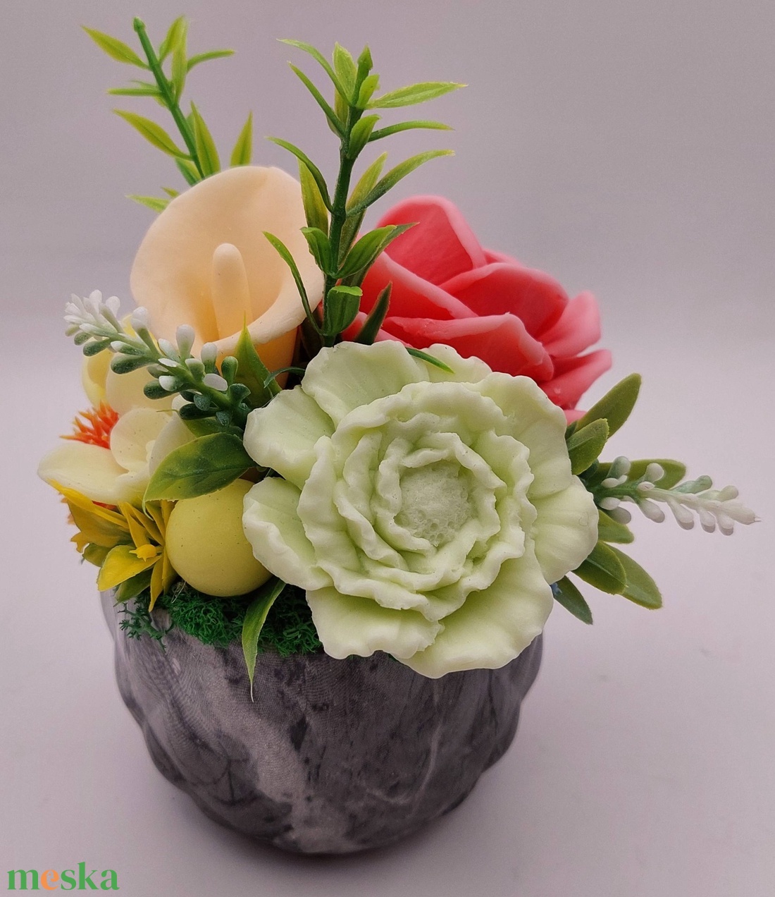 Színes szappanvirágok márványos kaspóban - otthon & életmód - virágdekoráció - virágdíszek - asztali virágdísz - Meska.hu