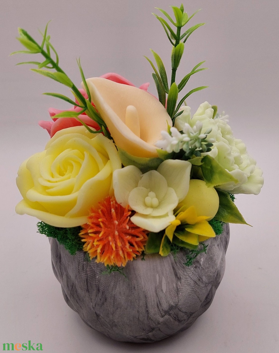 Színes szappanvirágok márványos kaspóban - otthon & életmód - virágdekoráció - virágdíszek - asztali virágdísz - Meska.hu