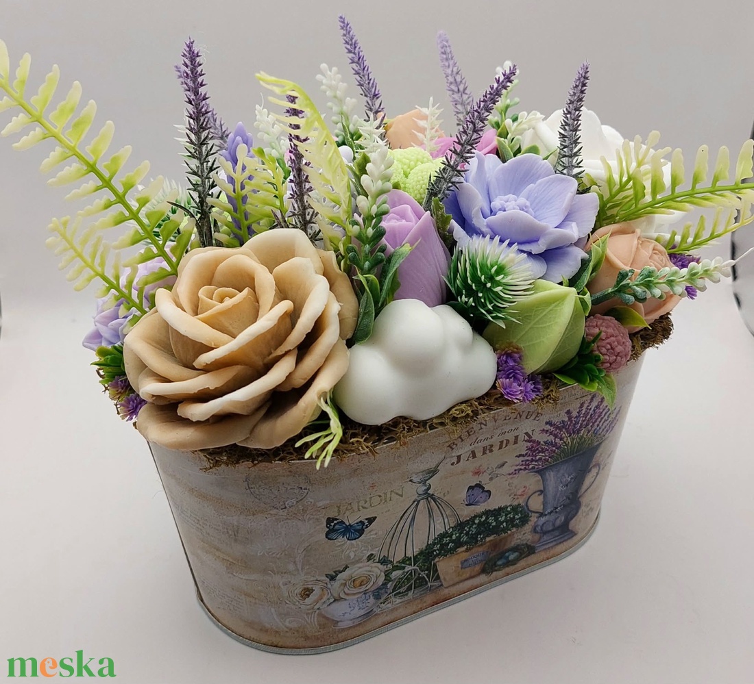 Levendulás fém kaspó szappanvirágokkal - otthon & életmód - virágdekoráció - virágdíszek - asztali virágdísz - Meska.hu