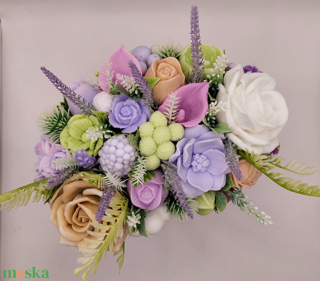 Levendulás fém kaspó szappanvirágokkal - otthon & életmód - virágdekoráció - virágdíszek - asztali virágdísz - Meska.hu