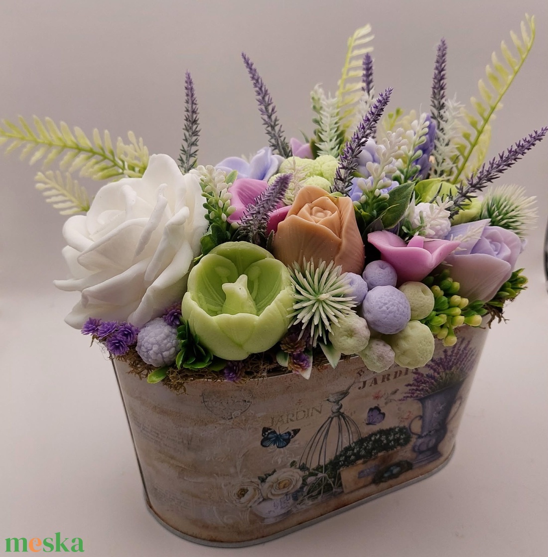 Levendulás fém kaspó szappanvirágokkal - otthon & életmód - virágdekoráció - virágdíszek - asztali virágdísz - Meska.hu
