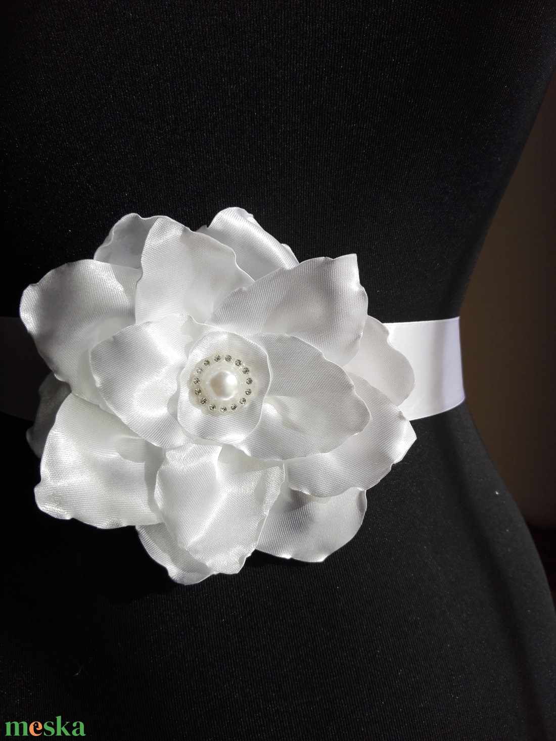 Szatén öv nagy fehér virággal - esküvő - kiegészítők - öv & pánt - Meska.hu