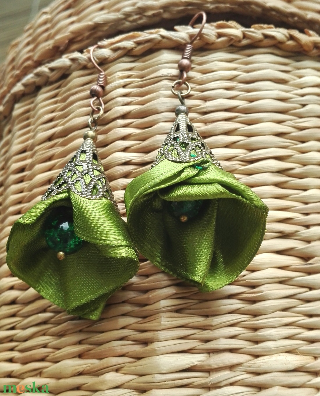 Jázmin zöld fülbevaló, textil ékszer - ékszer - fülbevaló - lógó fülbevaló - Meska.hu Jázmin zöld fülbevaló, textil ékszer - ékszer - fülbevaló - lógó fülbevaló - Meska.hu