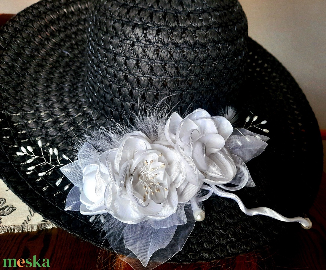 Fehér rózsás kalapdísz - ruha & divat - sál, sapka, kendő - kalap - Meska.hu