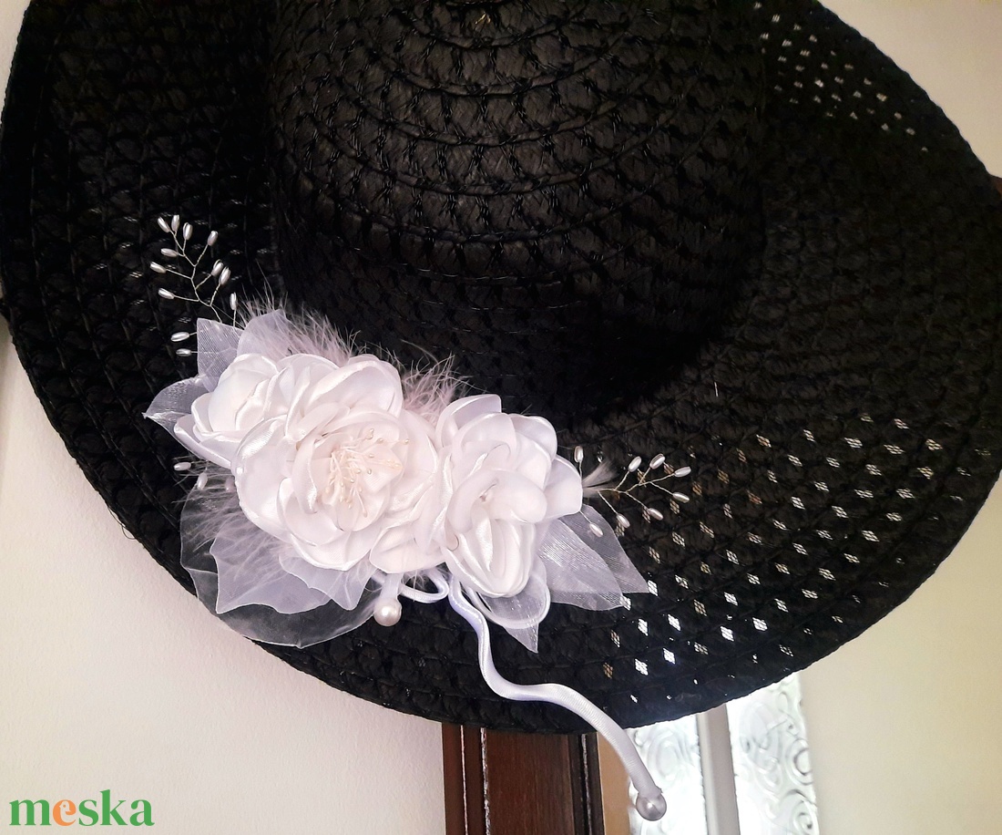 Fehér rózsás kalapdísz - ruha & divat - sál, sapka, kendő - kalap - Meska.hu