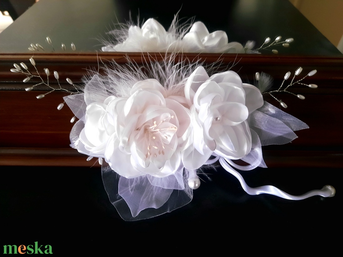 Fehér rózsás kalapdísz - ruha & divat - sál, sapka, kendő - kalap - Meska.hu