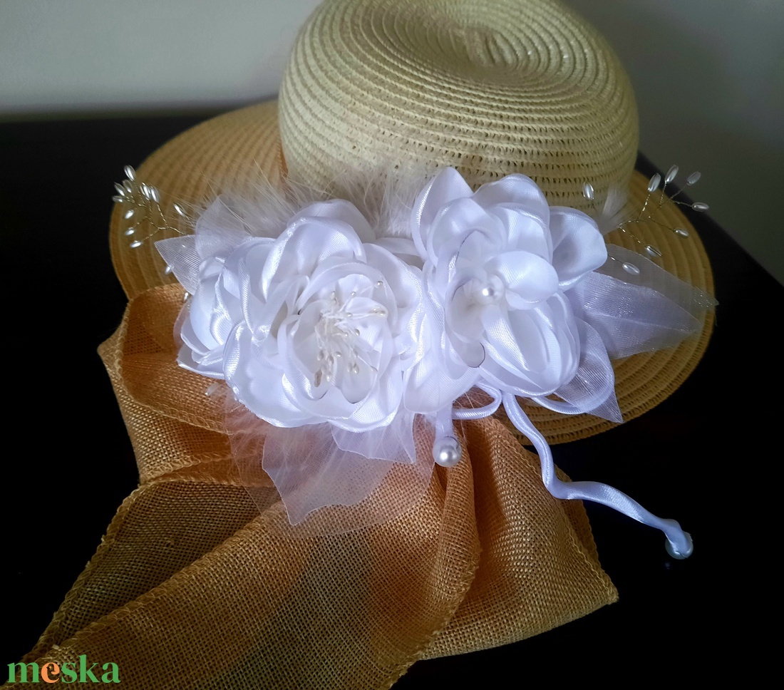 Fehér rózsás kalapdísz - ruha & divat - sál, sapka, kendő - kalap - Meska.hu