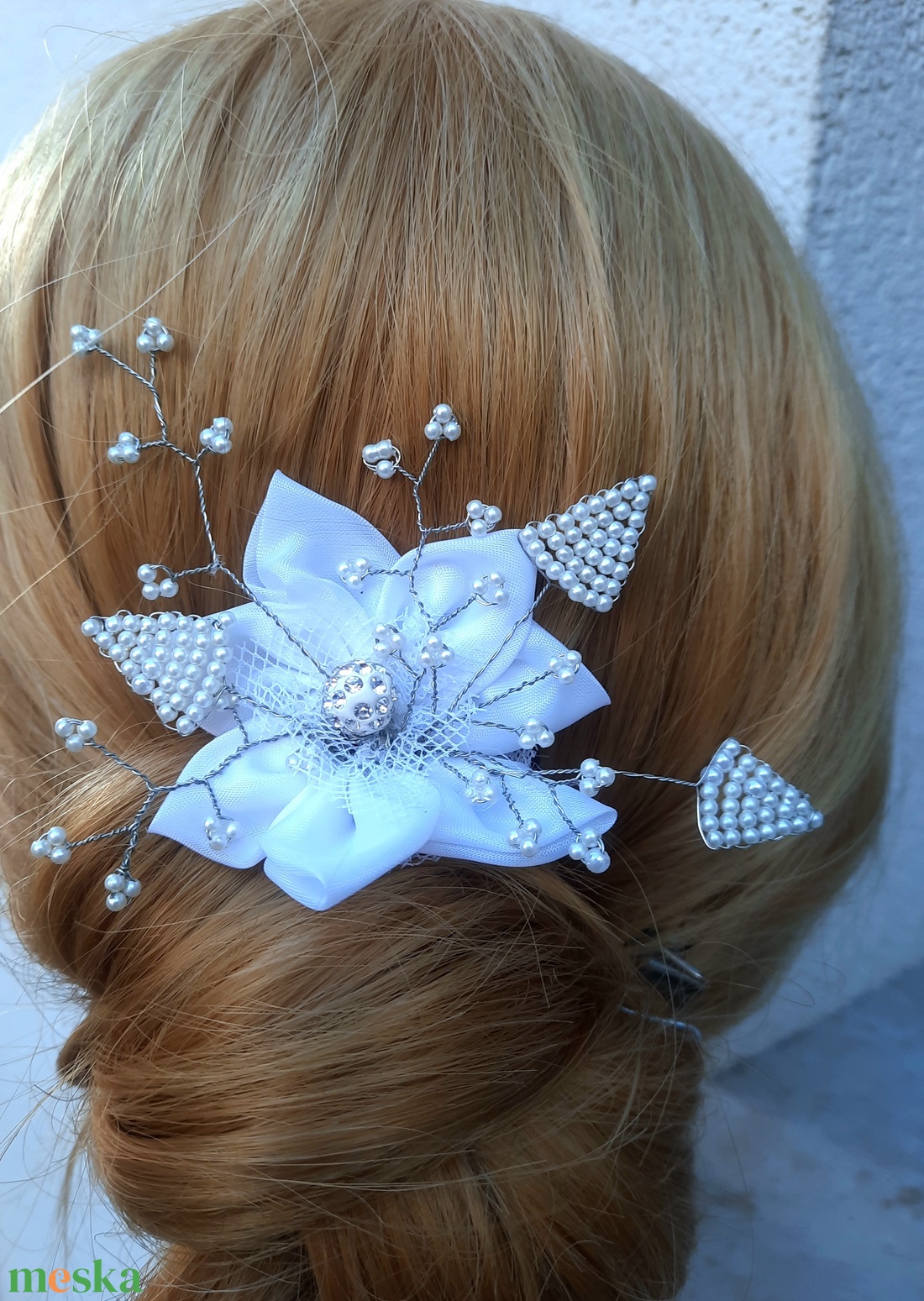 Virágos gyöngyös hajtű - esküvő - hajdísz - hajtű - Meska.hu