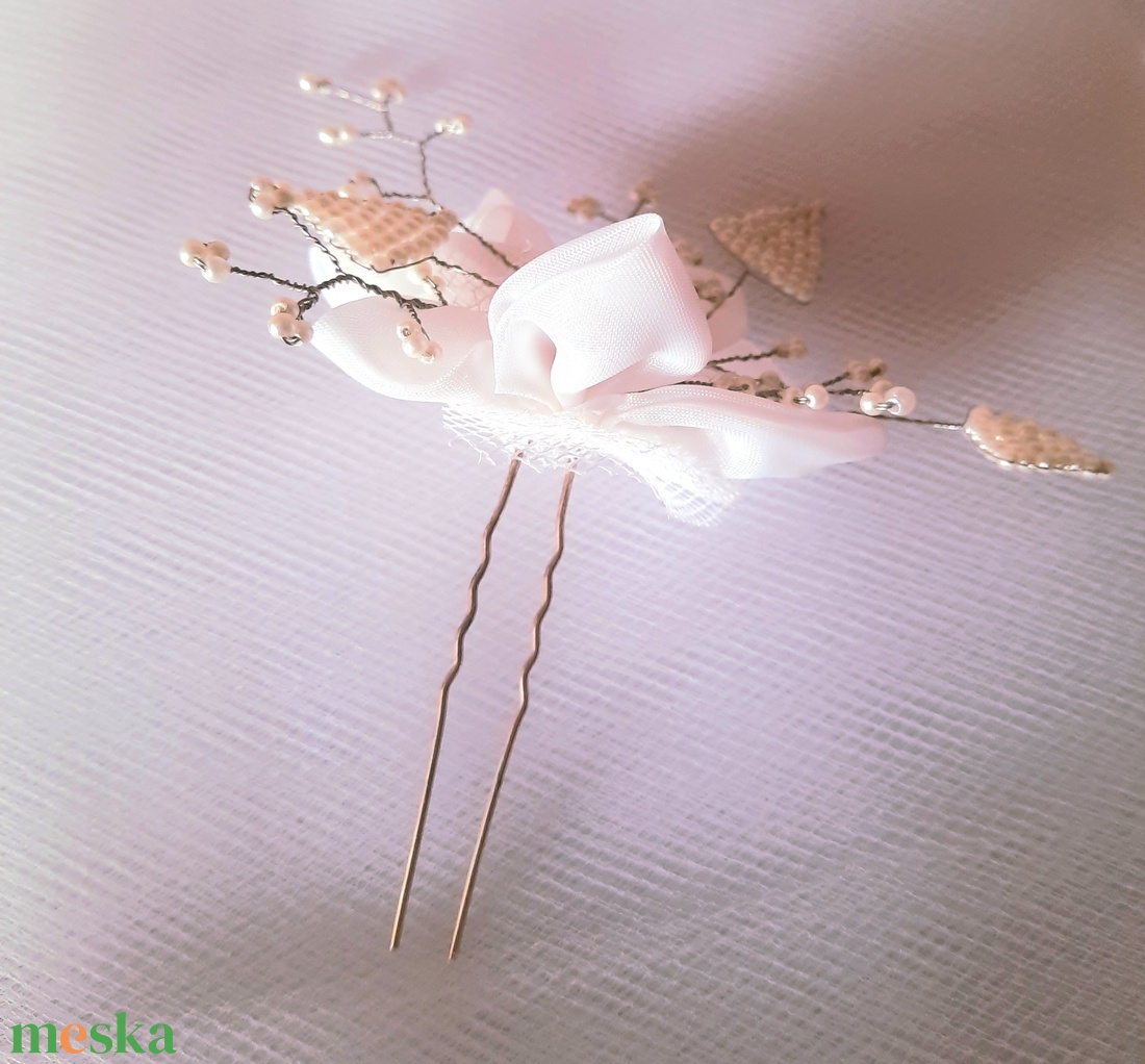 Virágos gyöngyös hajtű - esküvő - hajdísz - hajtű - Meska.hu