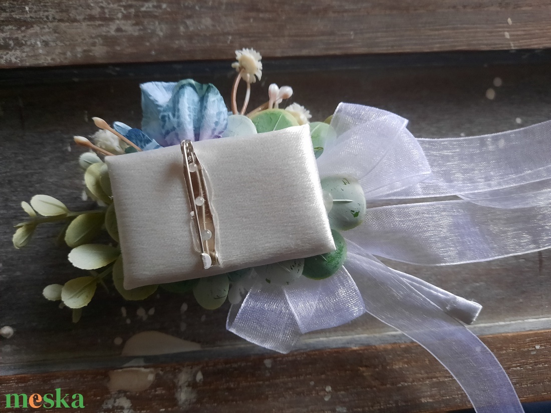 Kék virágos kitűző - esküvő - kiegészítők - kitűző - Meska.hu