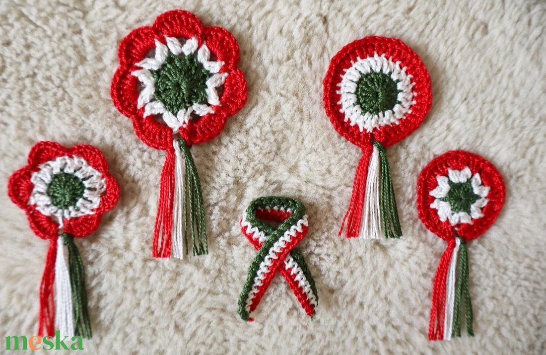 Horgolt kokárdák  - ékszer - kitűző és bross - Meska.hu