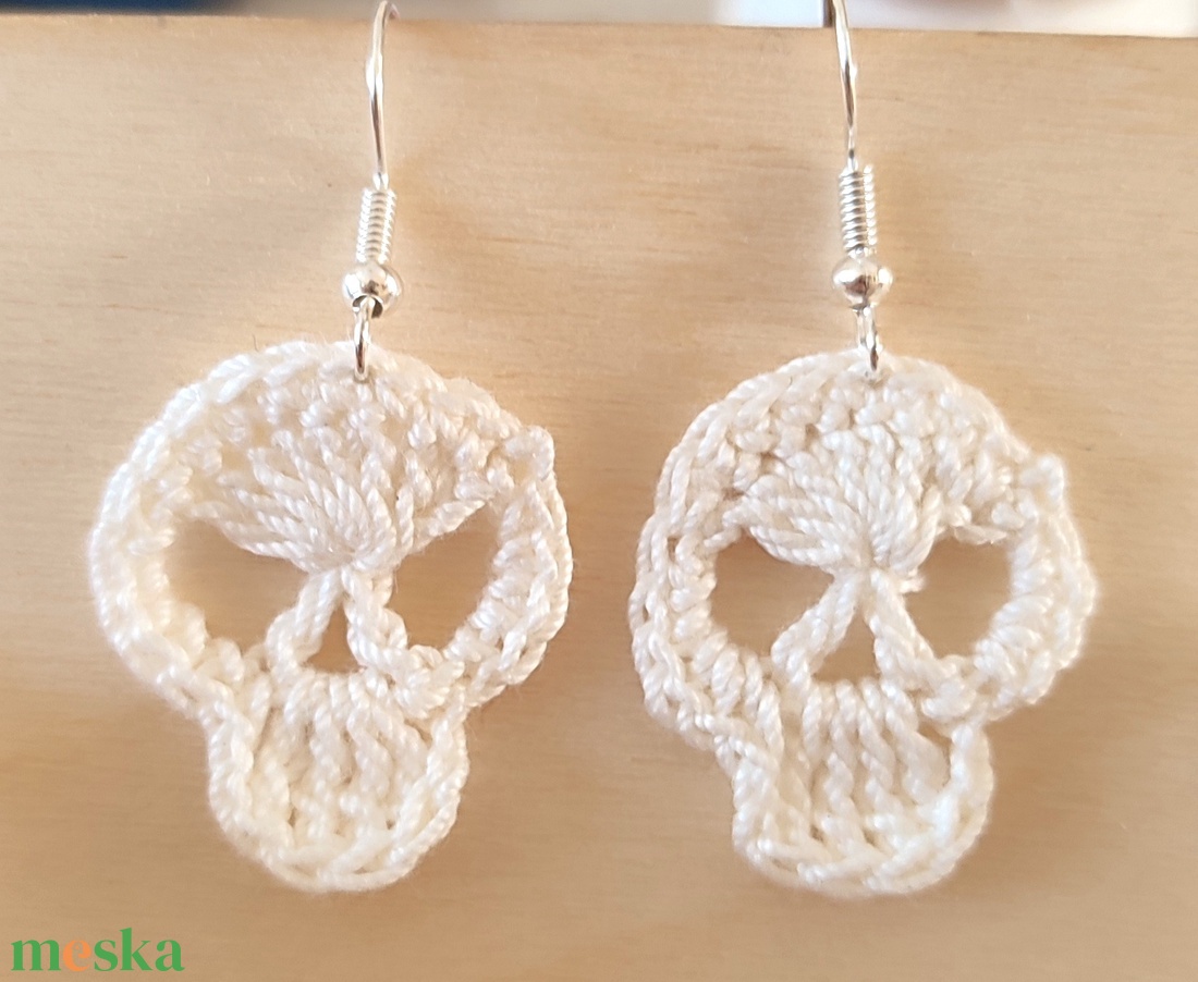 Horgolt koponya fülbevaló  - ékszer - fülbevaló - fülékszer - Meska.hu Horgolt koponya fülbevaló  - ékszer - fülbevaló - fülékszer - Meska.hu