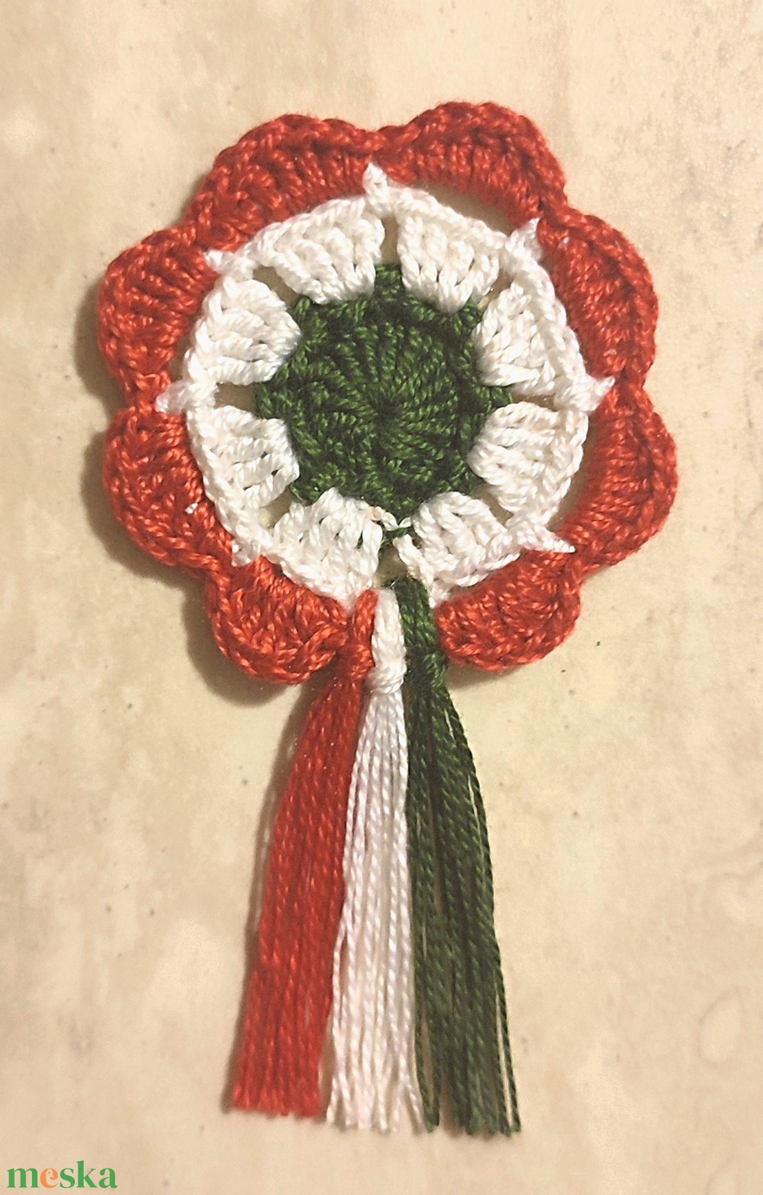 Horgolt kokárda  - ékszer - kitűző és bross - Meska.hu
