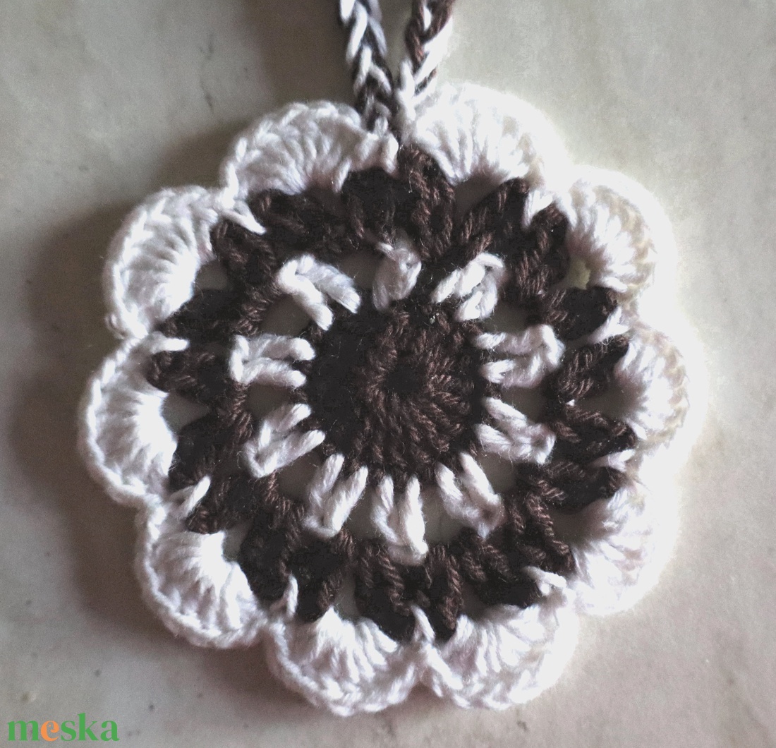 Horgolt virágos nyaklánc  - ékszer - nyaklánc - medálos nyaklánc - Meska.hu Horgolt virágos nyaklánc  - ékszer - nyaklánc - medálos nyaklánc - Meska.hu