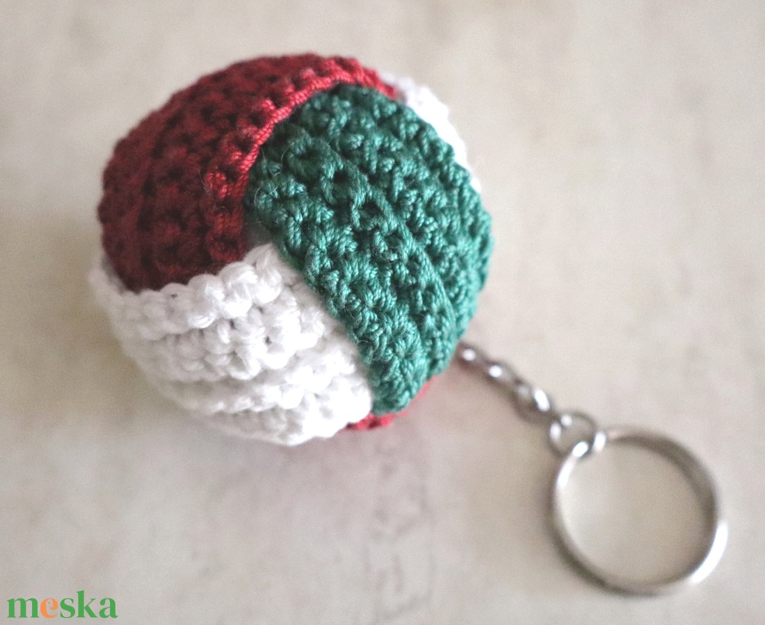 Horgolt labda kulcstartó  - játék & sport - sport és kikapcsolódás - labdajátékok - Meska.hu