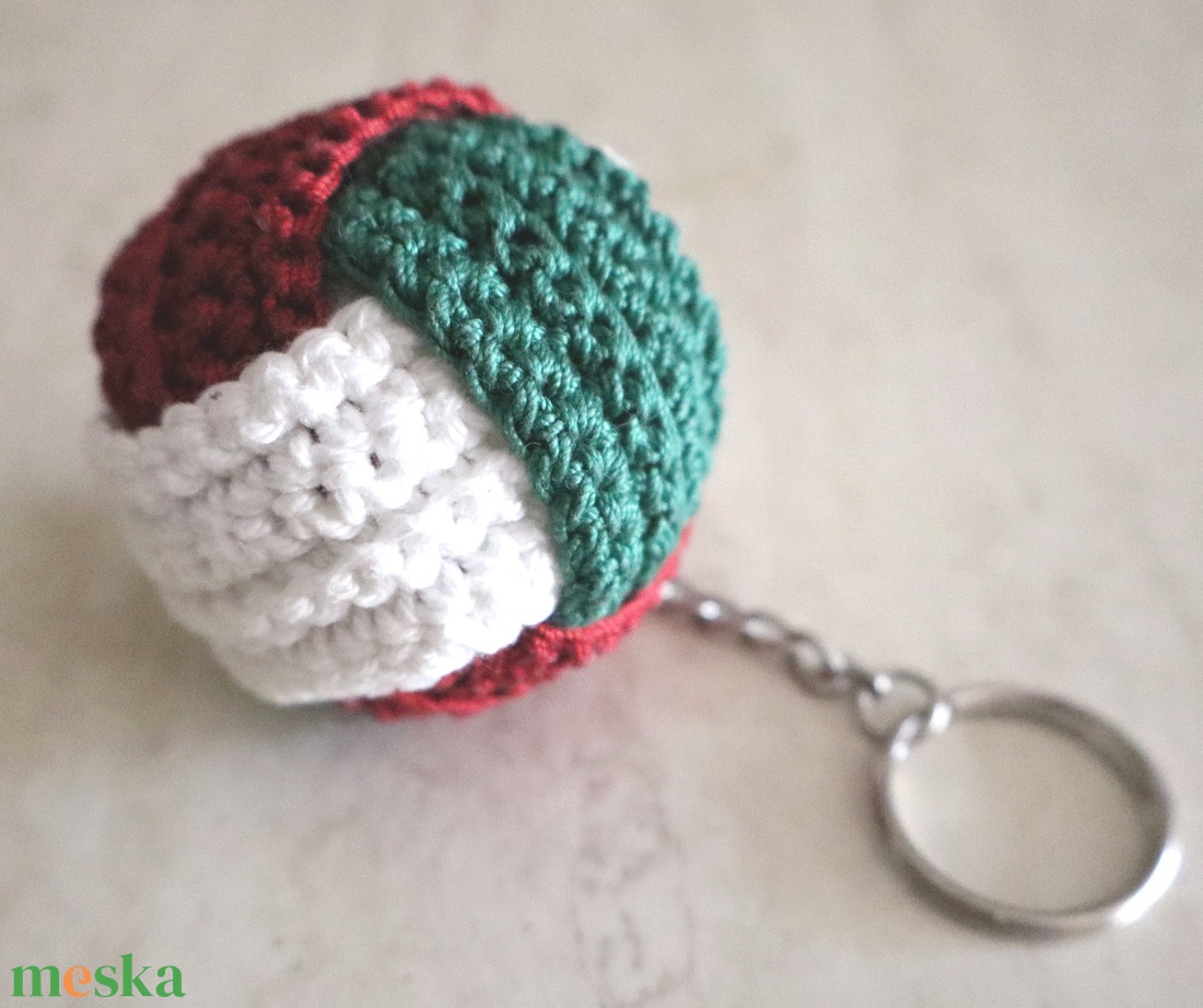 Horgolt labda kulcstartó  - játék & sport - sport és kikapcsolódás - labdajátékok - Meska.hu