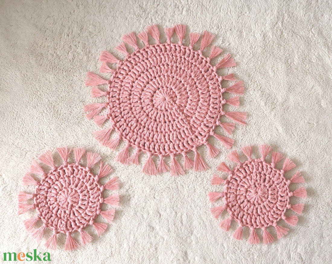 Horgolt terítő szett/alátétek - otthon & életmód - dekoráció - asztal és polc dekoráció - horgolt & csipketerítő - Meska.hu