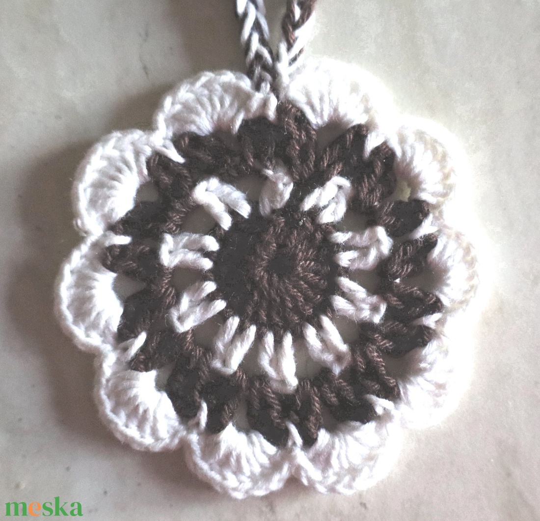 Horgolt virágos nyaklánc  - ékszer - nyaklánc - medálos nyaklánc - Meska.hu