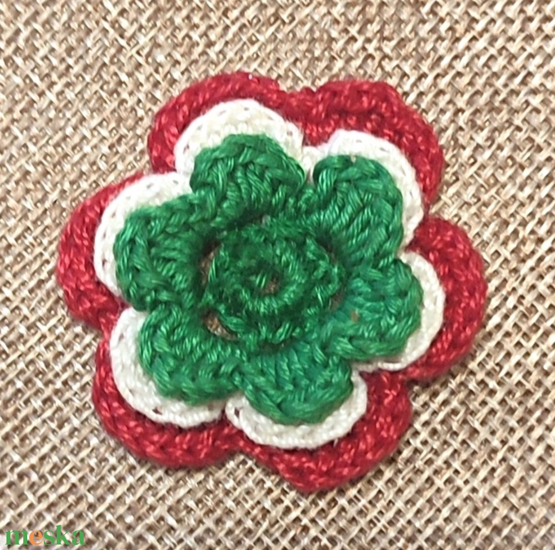 Horgolt kokárda  - ékszer - kitűző és bross - Meska.hu
