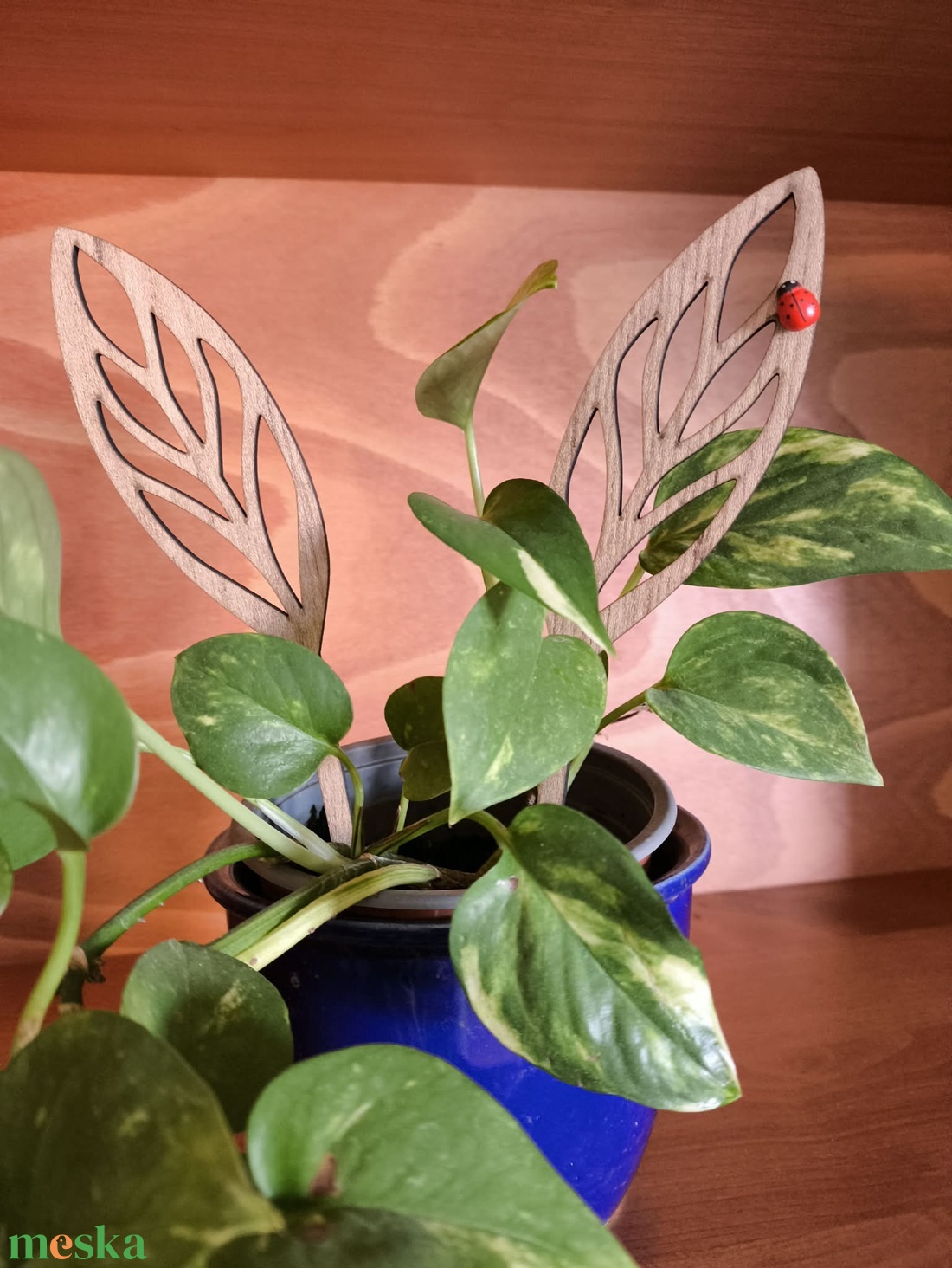 Húsvéti nyuszifül beszúró katicabogárral - ünnepi díszek, dekorációk - húsvéti díszek és dekorációk - húsvéti virágos díszek - Meska.hu