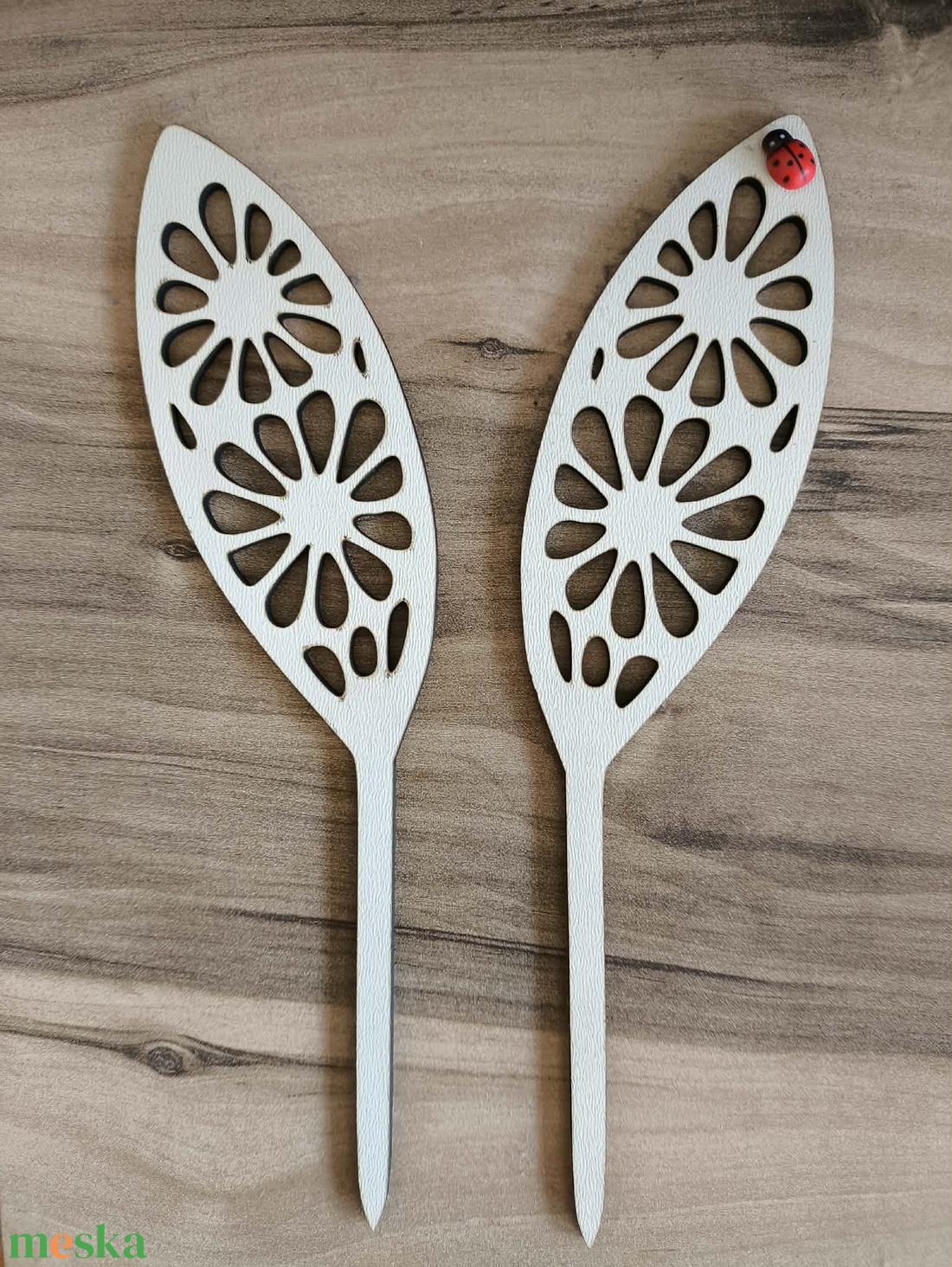 Húsvéti nyuszifül beszúró katicabogárral - ünnepi díszek, dekorációk - húsvéti díszek és dekorációk - húsvéti virágos díszek - Meska.hu