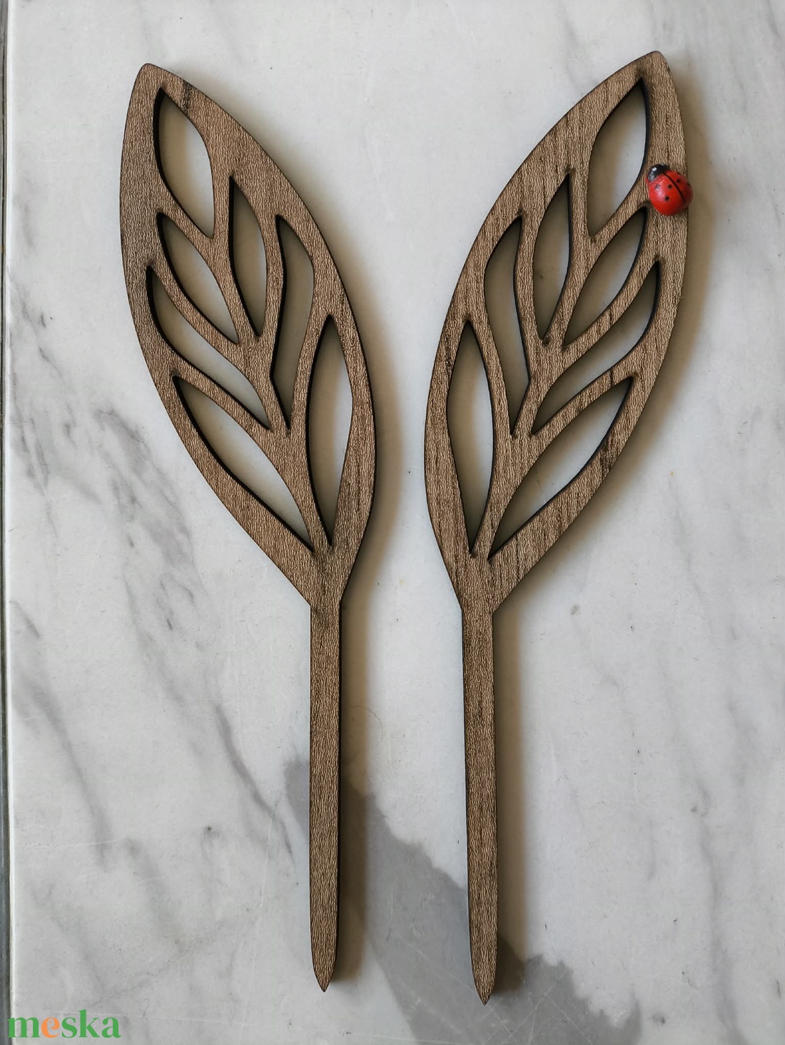 Húsvéti nyuszifül beszúró katicabogárral - ünnepi díszek, dekorációk - húsvéti díszek és dekorációk - húsvéti virágos díszek - Meska.hu