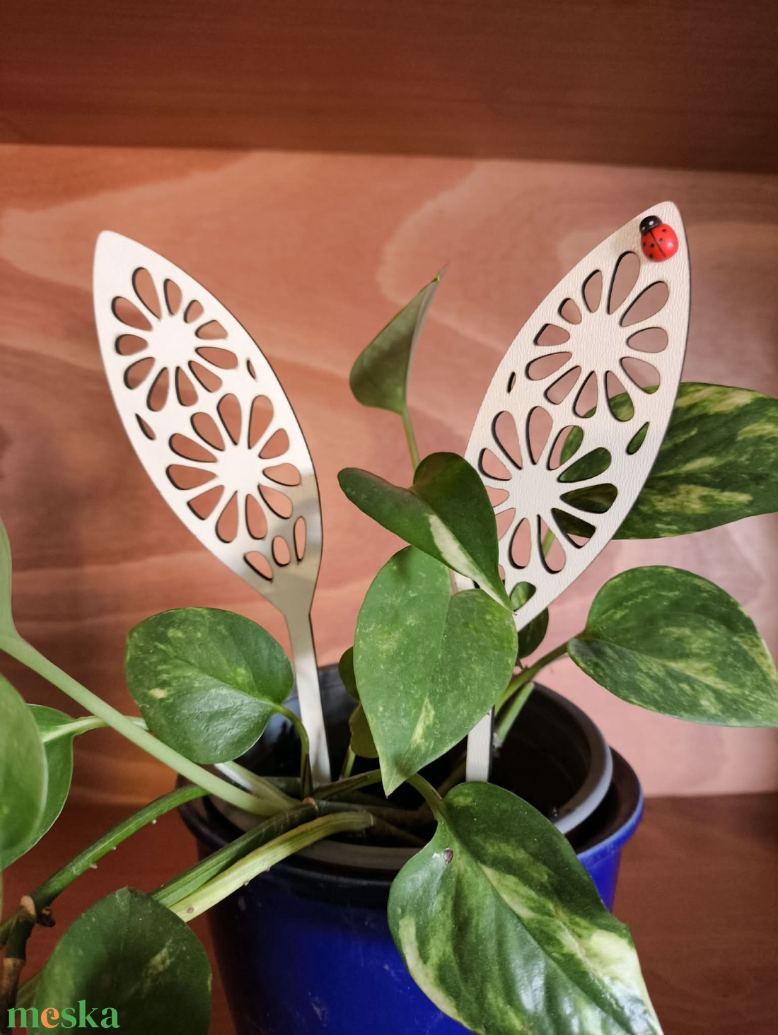 Húsvéti nyuszifül beszúró katicabogárral - ünnepi díszek, dekorációk - húsvéti díszek és dekorációk - húsvéti virágos díszek - Meska.hu