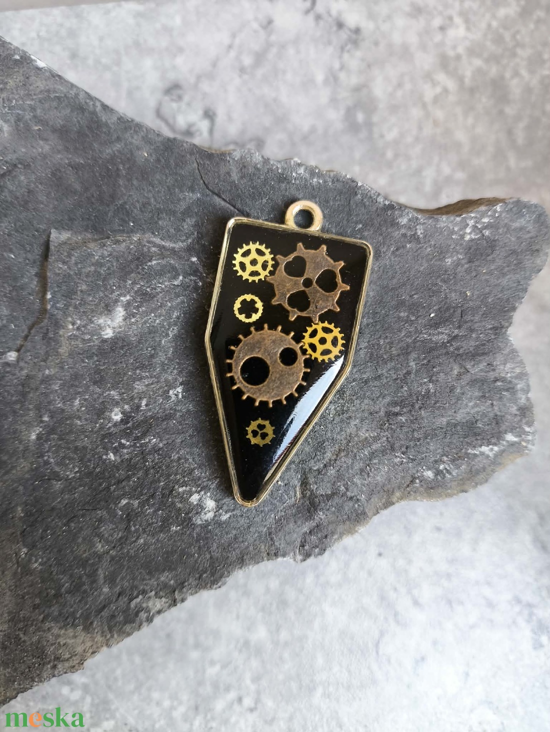 Steampunk medál műgyantából - ékszer - nyaklánc - medál - Meska.hu