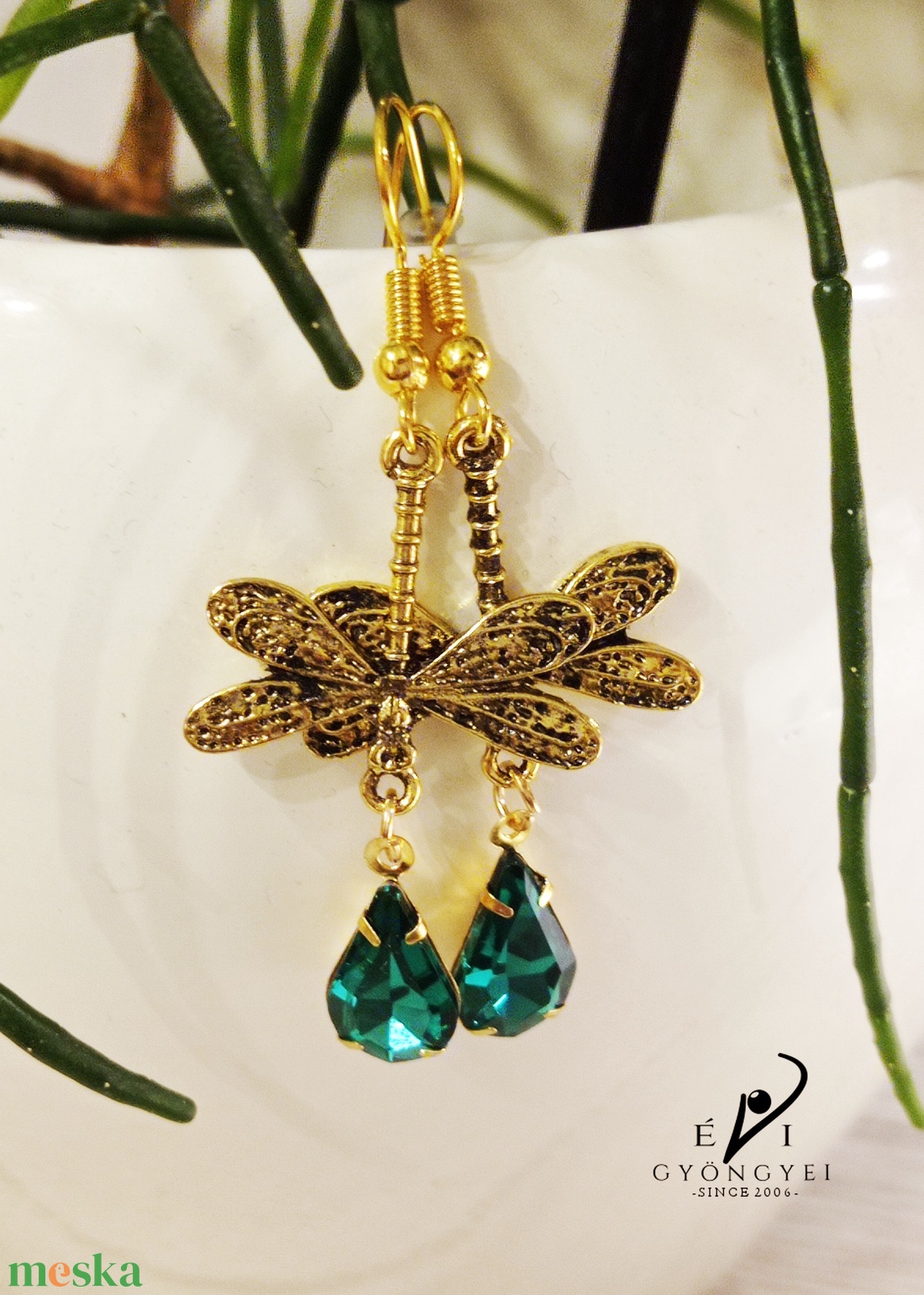 Emerald szitakötő fülbevaló - ékszer - fülbevaló - lógó fülbevaló - Meska.hu Emerald szitakötő fülbevaló - ékszer - fülbevaló - lógó fülbevaló - Meska.hu