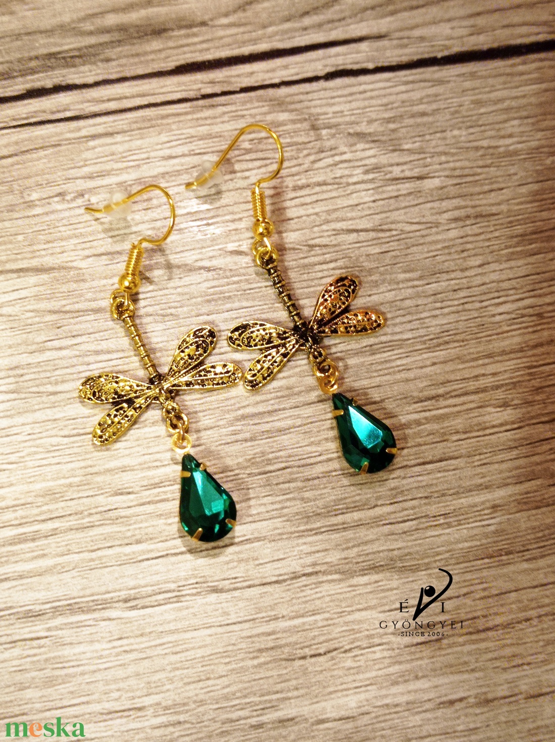 Emerald szitakötő fülbevaló - ékszer - fülbevaló - lógó fülbevaló - Meska.hu Emerald szitakötő fülbevaló - ékszer - fülbevaló - lógó fülbevaló - Meska.hu