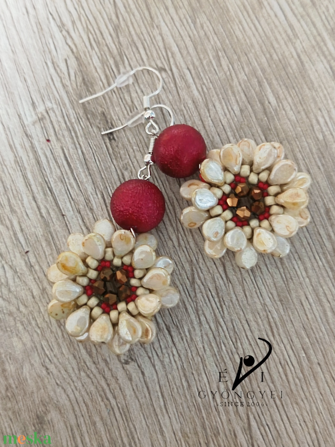 Bordó és elefántcsont színű virág fülbevaló - ékszer - fülbevaló - lógós kerek fülbevaló - Meska.hu Bordó és elefántcsont színű virág fülbevaló - ékszer - fülbevaló - lógós kerek fülbevaló - Meska.hu