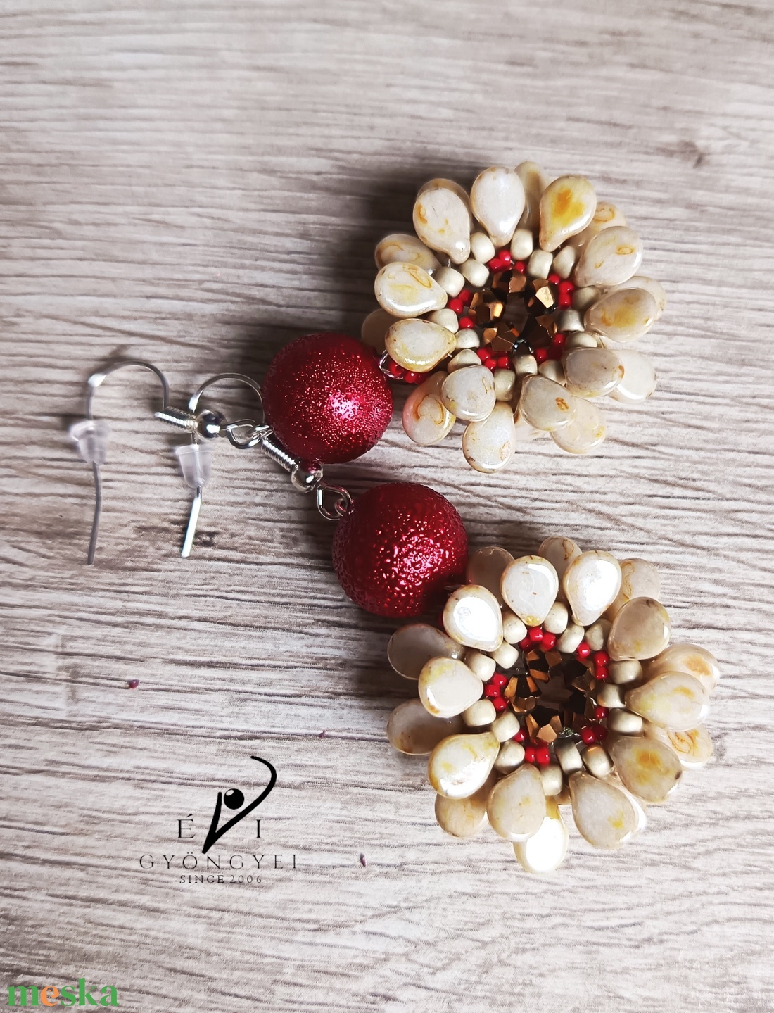 Bordó és elefántcsont színű virág fülbevaló - ékszer - fülbevaló - lógós kerek fülbevaló - Meska.hu Bordó és elefántcsont színű virág fülbevaló - ékszer - fülbevaló - lógós kerek fülbevaló - Meska.hu