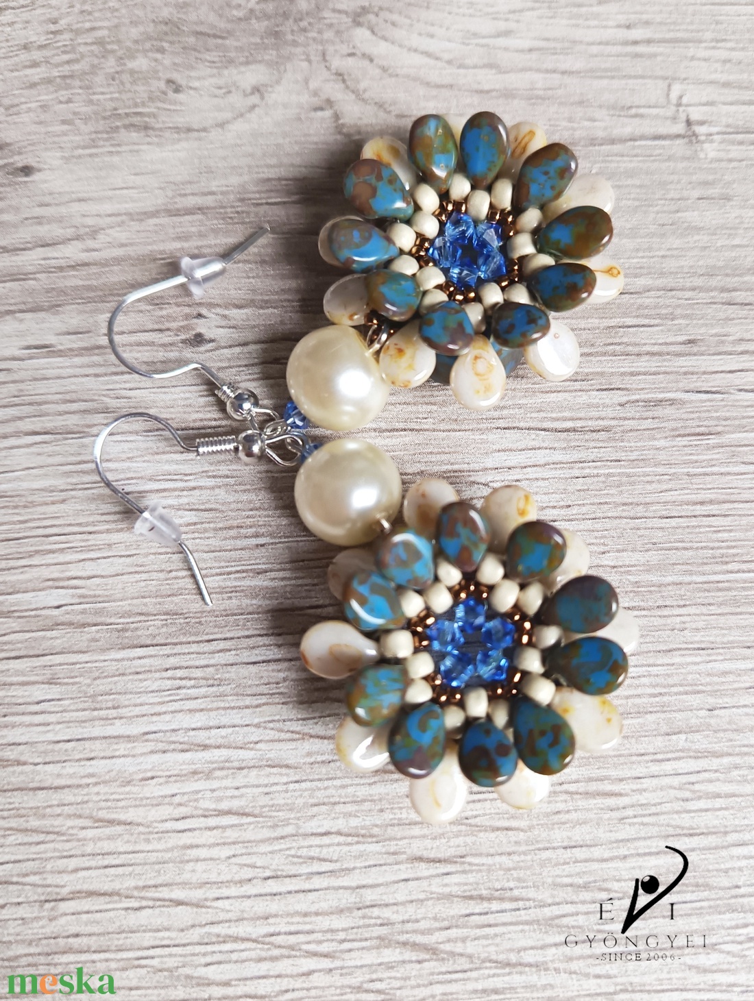 Kék és elefántcsont színű virág fülbevaló - ékszer - fülbevaló - lógós kerek fülbevaló - Meska.hu Kék és elefántcsont színű virág fülbevaló - ékszer - fülbevaló - lógós kerek fülbevaló - Meska.hu