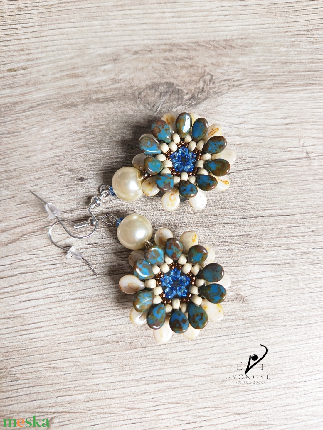 Kék és elefántcsont színű virág fülbevaló - ékszer - fülbevaló - lógós kerek fülbevaló - Meska.hu Kék és elefántcsont színű virág fülbevaló - ékszer - fülbevaló - lógós kerek fülbevaló - Meska.hu