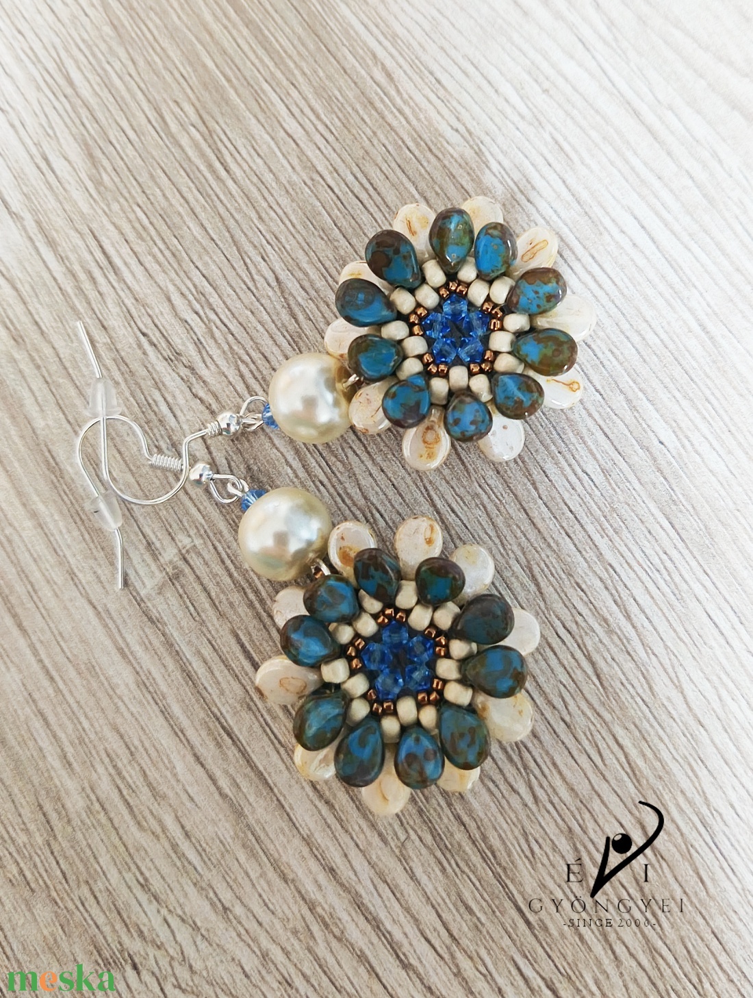 Kék és elefántcsont színű virág fülbevaló - ékszer - fülbevaló - lógós kerek fülbevaló - Meska.hu Kék és elefántcsont színű virág fülbevaló - ékszer - fülbevaló - lógós kerek fülbevaló - Meska.hu