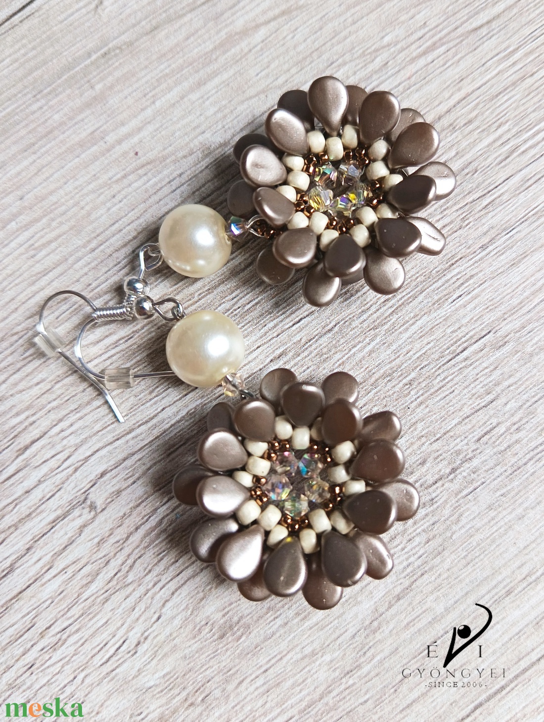 Mogyoróbarna színű virág fülbevaló - ékszer - fülbevaló - lógós kerek fülbevaló - Meska.hu Mogyoróbarna színű virág fülbevaló - ékszer - fülbevaló - lógós kerek fülbevaló - Meska.hu