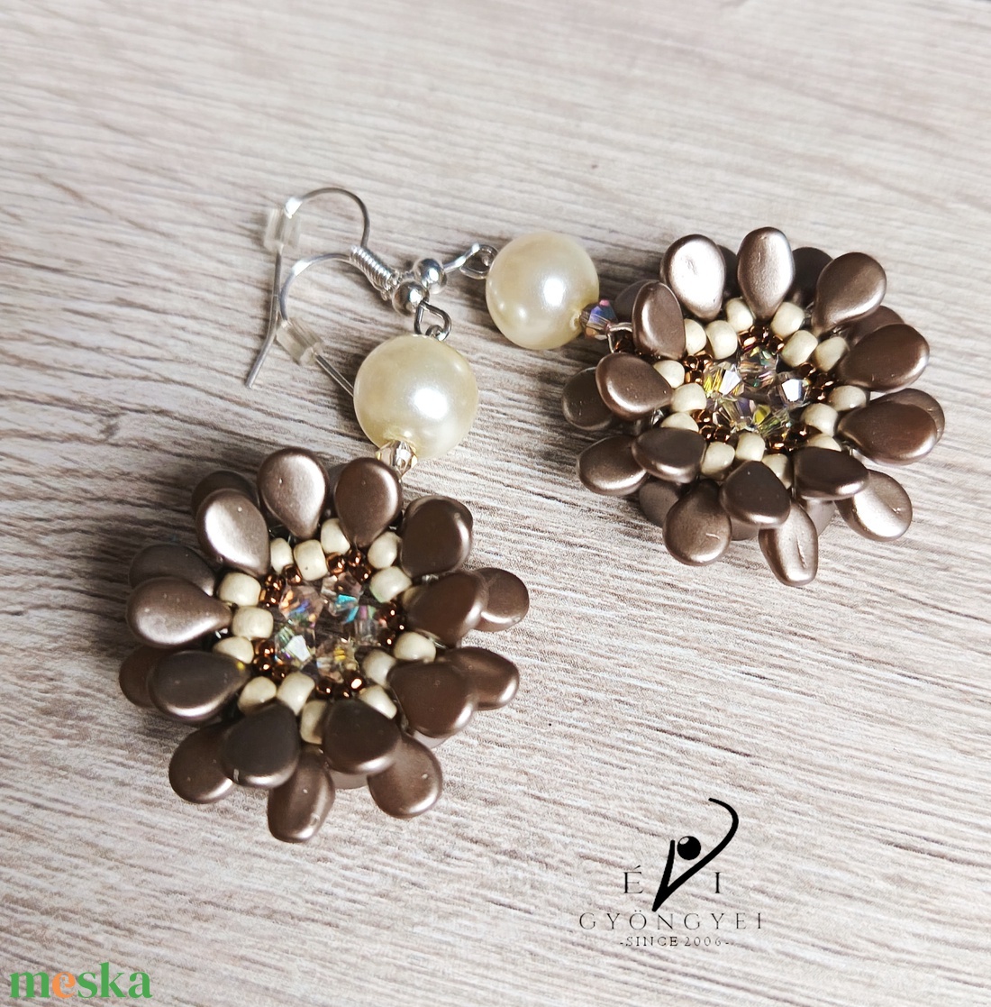 Mogyoróbarna színű virág fülbevaló - ékszer - fülbevaló - lógós kerek fülbevaló - Meska.hu Mogyoróbarna színű virág fülbevaló - ékszer - fülbevaló - lógós kerek fülbevaló - Meska.hu